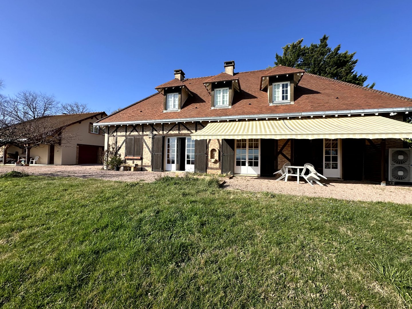 Maison 200m² — Abrest