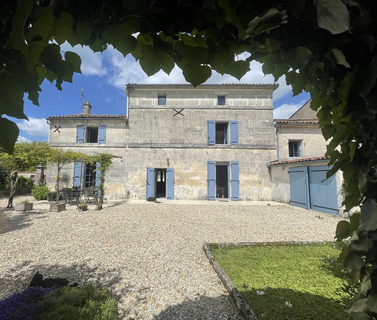 Maison 222m² — Saint-Même-les-Carrières