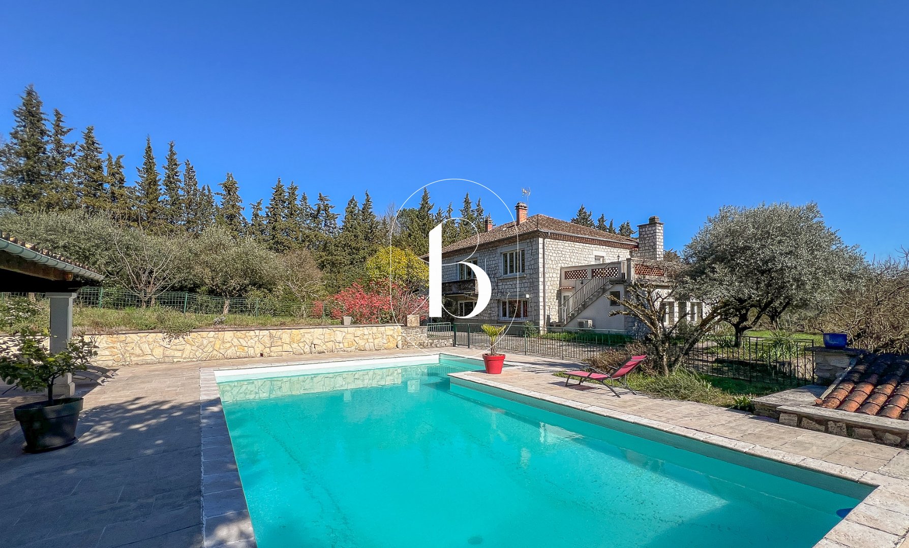 Maison 360m² — Vallon-Pont-d'Arc