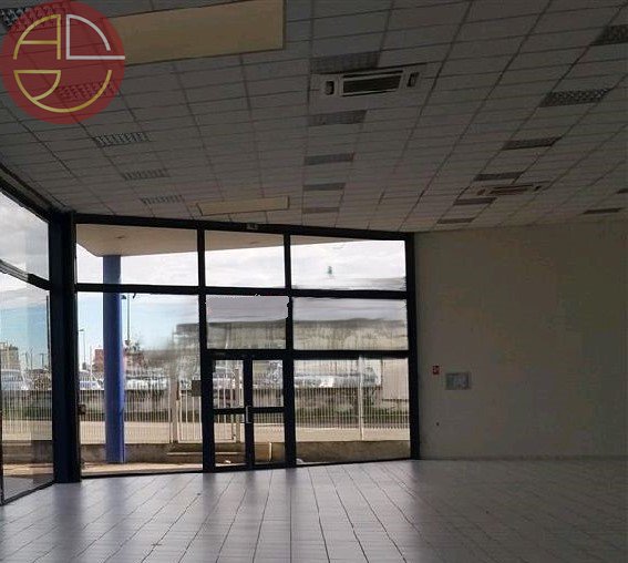 A vendre Local commercial  1 150 m² Goyrans