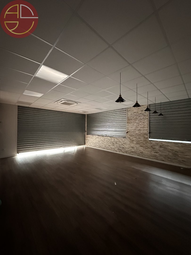 A louer Local commercial  300 m² Goyrans