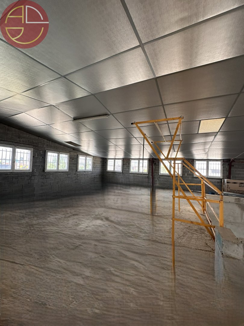 A vendre Entrepôt 2 300 m² Goyrans
