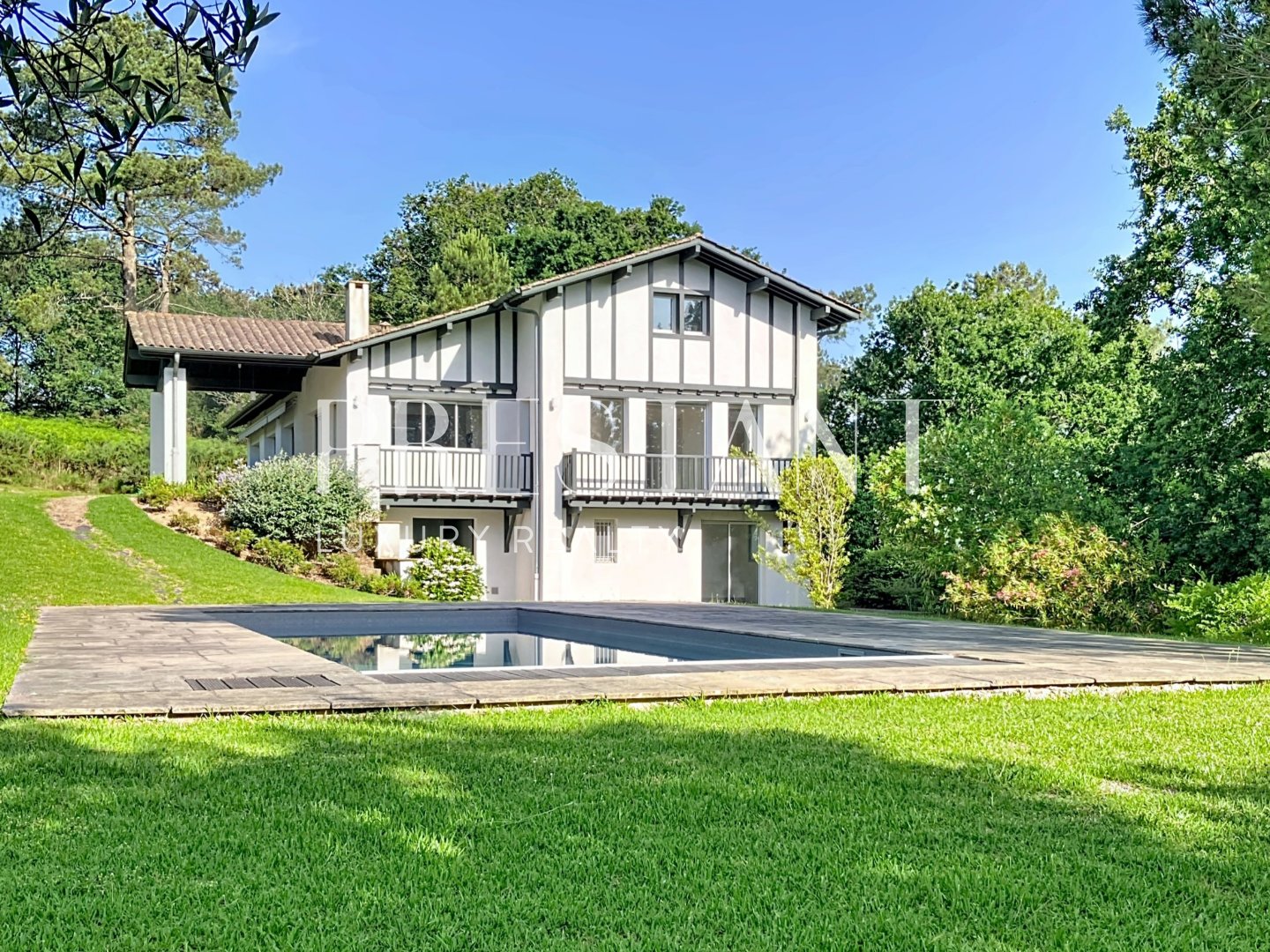 Maison 330m² — Bassussarry