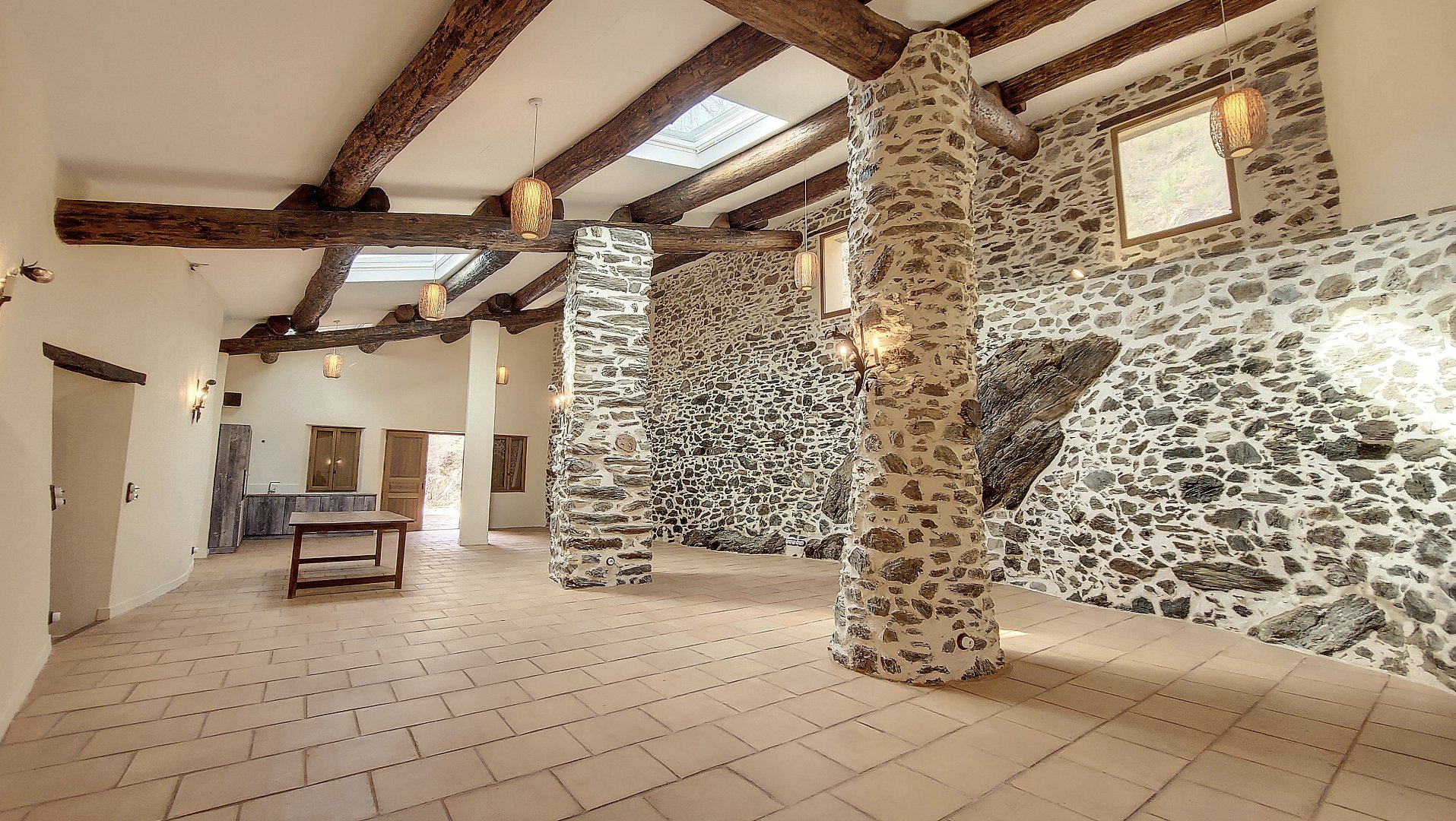 Maison 584m² — Montbolo