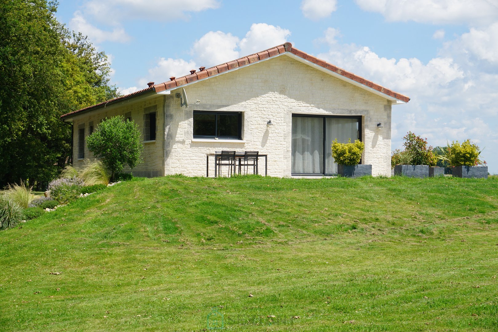 Contemporary villa built according to technical environmental standards in the heart of green Perigord.
