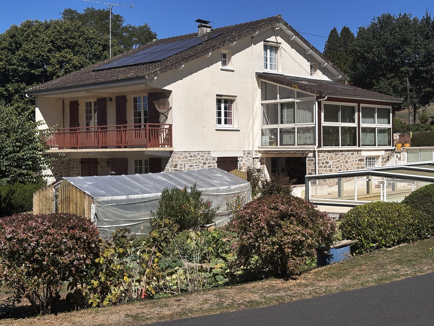 House with separate appartment in the basement, plus 4 bedrooms, garages, swimming pool, land 6040 m2