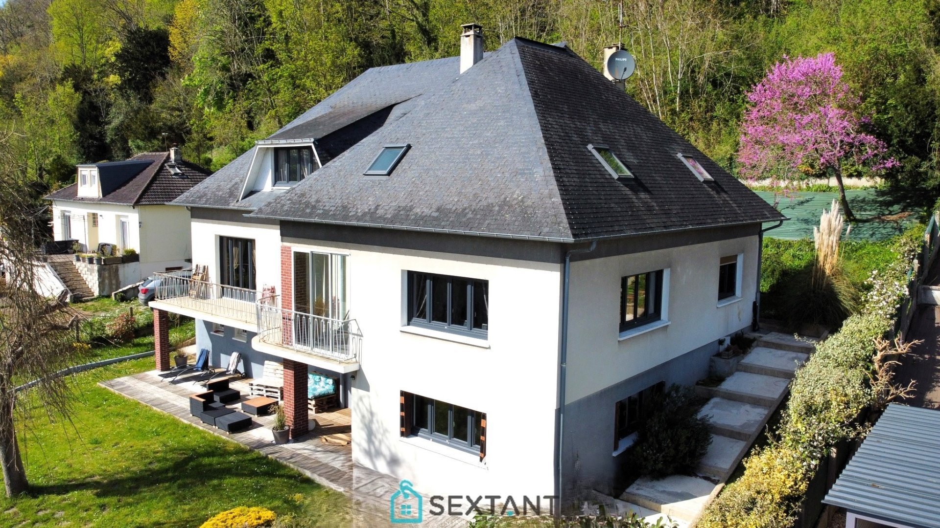 Character property of 280 m² – 5 bedrooms – Panoramic view – Not overlooked