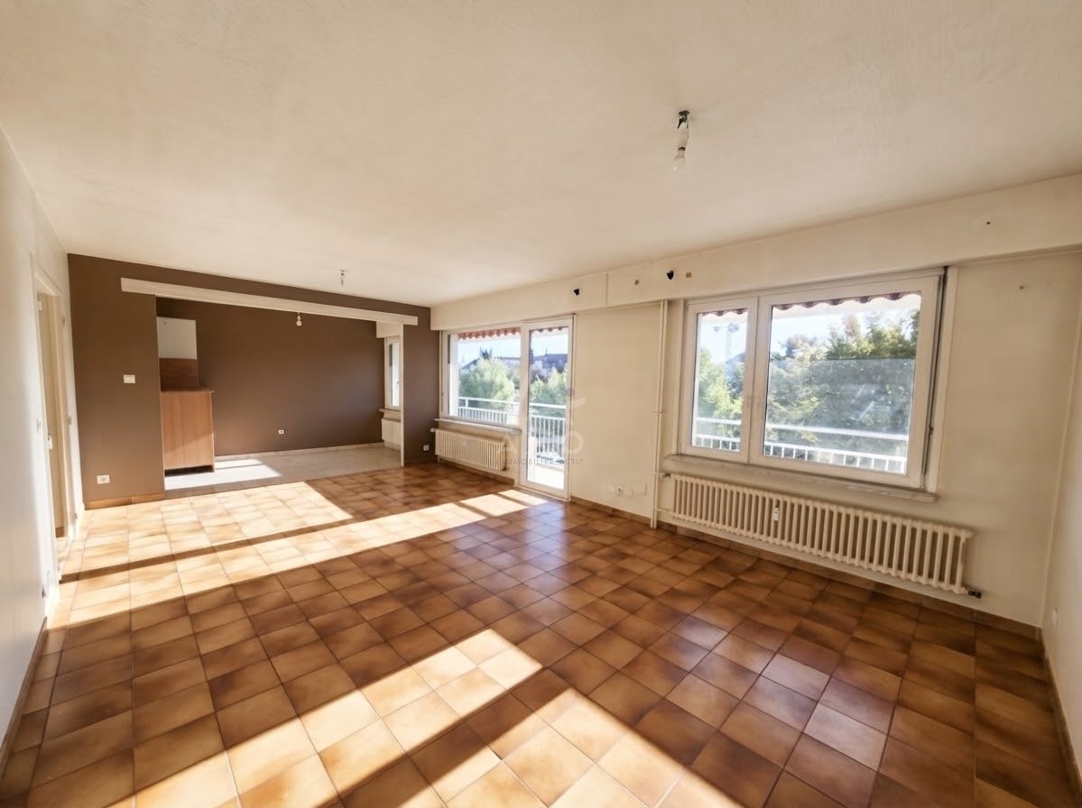 Situé allée de la Libération, au sein de la résidence Le Vauban à Thionville, découvrez cet appartement traversant de type T5, comprenant trois chambres et offrant de beaux volumes